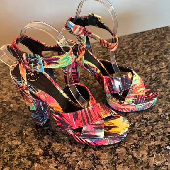 Misguided tropical Heels with Bold Design NWOT 8 - Picture 3 of 12